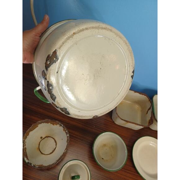Vintage Enameled Green Trim Cookware Pot Bowls Plate Lids Lot Of 8 Farmhouse - Picture 4 of 16